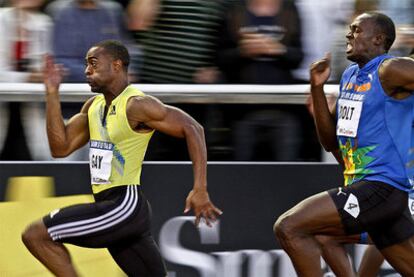 El atleta Usain Bolt (derecha) lucha contra el estadounidense Tayson Gay, que finalmente venció al jamaicano en la prueba de los 100m de la Liga del Diamante.