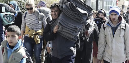 Un grupo de refugiados abandonan el viejo aeropuerto de Atenas, convertido en un campamento temporal.