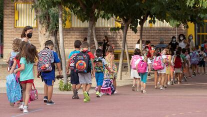 Los niños llegan al colegio público Federico de Arce de Murcia la semana pasada, en el comienzo del curso escolar para los alumnos de primaria en Murcia.