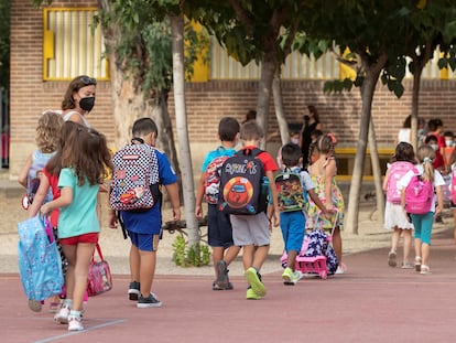 Niños en la entrada de un colegio de Murcia.