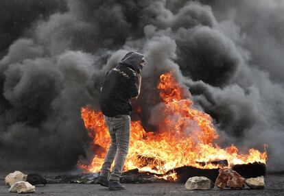 Enfrentamientos entre palestinos y fuerzas de seguridad israelíes en Beit El, en Ramala (Cisjordania). Un joven palestino murió por fuego israelí en un enfrentamiento con fuerzas de seguridad israelíes en el campo de refugiados de Shuafat, en el territorio palestino ocupado de Jerusalén Este, en el que nueve agentes y otros tantos palestinos fueron heridos.