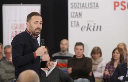 Denis Itxaso interviene en una asamblea ciudadana organizada por el PSE.