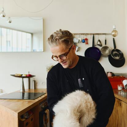 Tloupas y su gato 'Ulysse' posan para ICON Design en su cocina.
