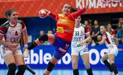 Ainhoa Hernández, en una acción del partido contra Hungría.