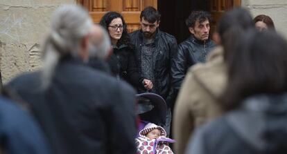 Concentración este sábado en la plaza Mayor de La Puebla de Arganzón en memoria de la niña Anne Ganuza, muerta el pasado lunes en Vitoria por las complicaciones de una varicela. En la imagen, sus padres, con su hermana pequeña.