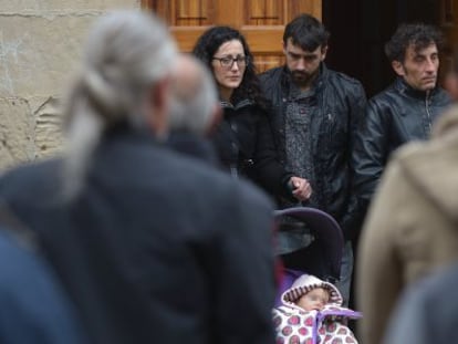 Concentración este sábado en la plaza Mayor de La Puebla de Arganzón en memoria de la niña Anne Ganuza, muerta el pasado lunes en Vitoria por las complicaciones de una varicela. En la imagen, sus padres, con su hermana pequeña.