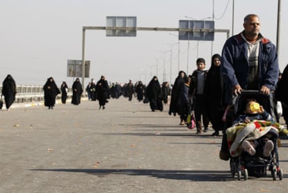 Peregrinos chiíes se dirigen a Kerbala en una imagen de archivo