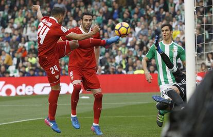 El defensa brasileño del Sevilla Gabriel Mercado, marca el gol del empate ante el Betis, durante el partido correspondiente a la vigésima cuarta jornada de La Liga Santander disputado esta tarde en el estadio Benito Villamarín de Sevilla.