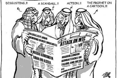 Los cuatro árabes exclaman (de izquierda a derecha): "¡Repulsivo!", "¡Un escándalo!", "¡Acción!" y "¡El profeta caricaturizado!". Mientras, en la portada del periódico puede leerse: "Atentados suicidas en discotecas, autobuses y hoteles", "Baño de sangre masivo en Sudán y Argelia", "Ataque a las Torres Gemelas e Irak: bombas en calles llenas de gente".