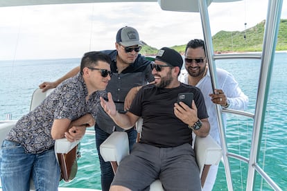 Pavel Ocampo, Oswaldo Silvas, Sergio Lizárraga y Alan Ramírez durante un paseo en yate por las costas de Mazatlán.