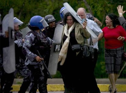 Agentes antidisturbios retienen a la rectora de la institución tras invadir el campus.