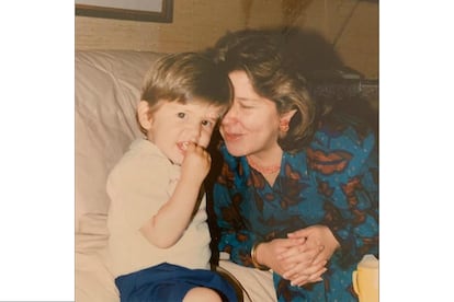 Miguel Uribe, junto a su madre, Diana Turbay, periodista y abogada, hija del expresidente Julio César Turbay Ayala. Diana fue asesinada el 30 de enero de 1991, tras haber sido secuestrada por el grupo de Los Extraditables, liderado por Pablo Escobar.