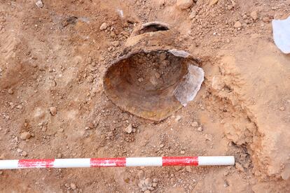Uno de los dos cascos del siglo XV hallados en el interior del castillo de Monreal de Ariza.