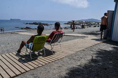 Desde la izquierda, Osama y Mohsin, en la playa del Trampolín en Ceuta debajo del Centro de Inmigrantes. Los dos trabajaban en empresas texiles en Marruecos. A Mohsin le gustaría trabajar en lo mismo, Osama quiere ser peluquero. 