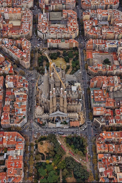 La Sagrada Familia de Barcelona encara el tramo final de su construcción, después de casi un siglo y medio en obras. La primera piedra se puso hace más de 140 años y, a falta de la que será la torre más alta, dedicada a Jesús, las que la rodean van tomando forma. 