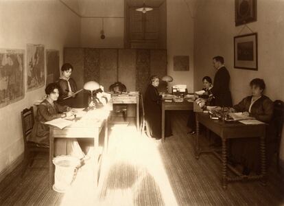 Despacho del personal femenino de la Oficina de la Guerra Europea en una de las estancias del Palacio Real de Madrid. 1917. 