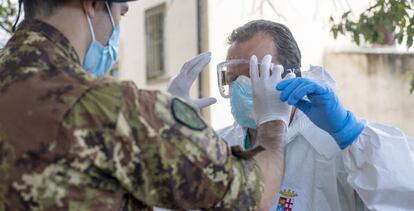 Un doctor de la Marina italiana en una instalación sanitaria en Sardinia.