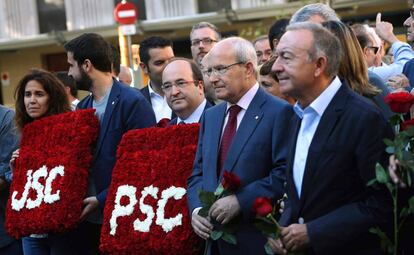 El primer secretari del PSC, Miquel Iceta, amb l'expresident de la Generalitat José Montilla, en l'ofrena floral del PSC al monument a Rafael Casanova.