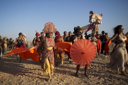 Los participantes en el festival, con una estética muy característica, conviven en este asentamiento temporal en el desierto de Negev entre danza, música y las más variadas expresiones artísticas.