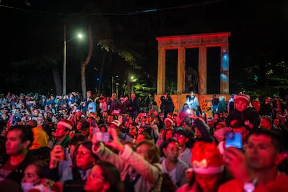 Ciudadanos disfrutan de un show musical durante el evento de apertura.