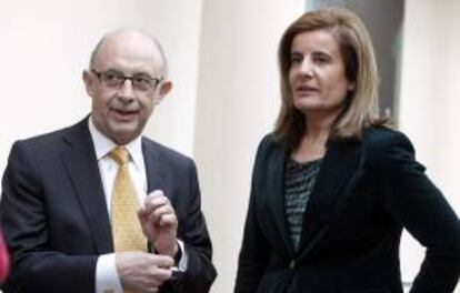 El ministro de Hacienda, Cristóbal Montoro, conversa con la ministra de Empleo y Seguridad Social, Fátima Báñez. EFE/Archivo