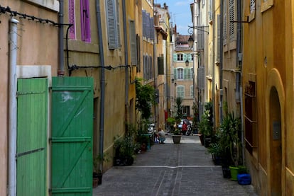 Una de las coloridas calles de Le Panier, el barrio histórico de la ciudad francesa. 