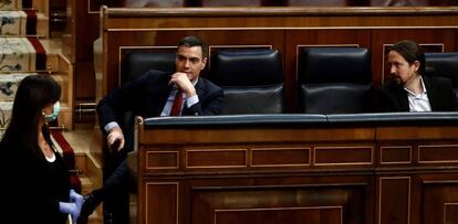 El presidente del Gobierno, Pedro Sánchez (i) y el vicepresidente segundo y ministro de Derechos Sociales, Pablo Iglesias, en el pleno celebrado este miércoles en el Congreso.