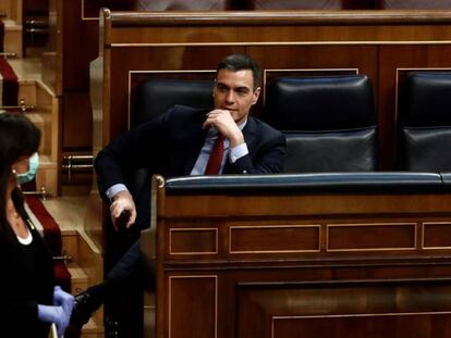 El presidente del Gobierno, Pedro Sánchez (i) y el vicepresidente segundo y ministro de Derechos Sociales, Pablo Iglesias, en el pleno celebrado este miércoles en el Congreso.