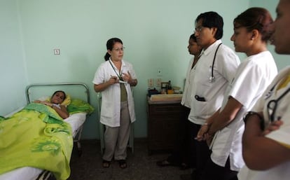 Una doctora habla a estudiantes de Medicina en La Habana, en una foto de archivo.
