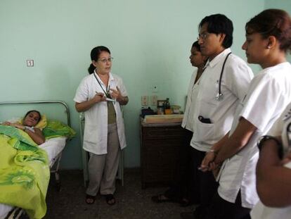 Una doctora habla a estudiantes de Medicina en La Habana, en una foto de archivo. 