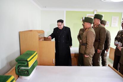 Kim Jong-un inspecciona un batallón de operaciones especiales bajo la Unidad 525 del Ejército Popular Coreano en un lugar no revelado. Fotografía sin fechar publicada por la KCNA el 4 de noviembre de 2016.