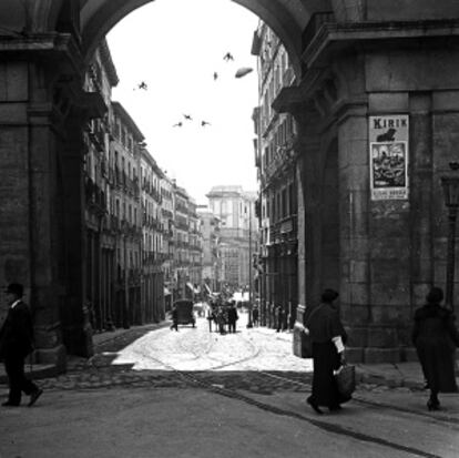 Vista de la calle de Toledo desde el arco de la Plaza Mayor (1920).
