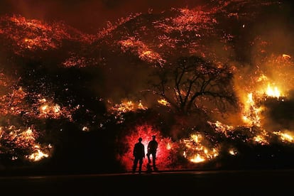 Los fuertes vientos de Santa Ana están empujando rápidamente múltiples incendios forestales en toda la región, expandiéndose a través de decenas de miles de acres y destruyendo cientos de hogares y estructuras. 