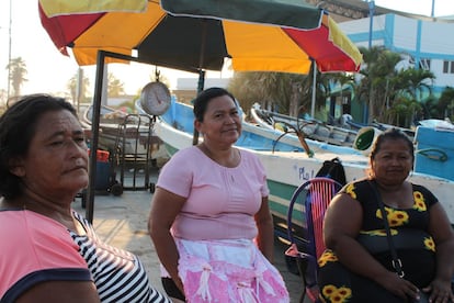 Representantes de la cooperativa Las Sirenas, promediando el día en el Puerto de La Libertad, están organizadas para defender sus derechos como mujeres y pescadoras.