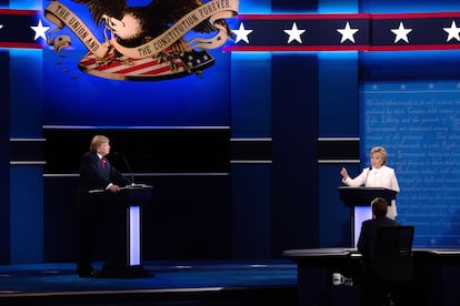 La candidata presidencial demcrata, Hillary Clinton, y el candidato presidencial republicano, Donald Trump, se enfrentan en un debate Las Vegas, Nevada, 19 de octubre de 2016.