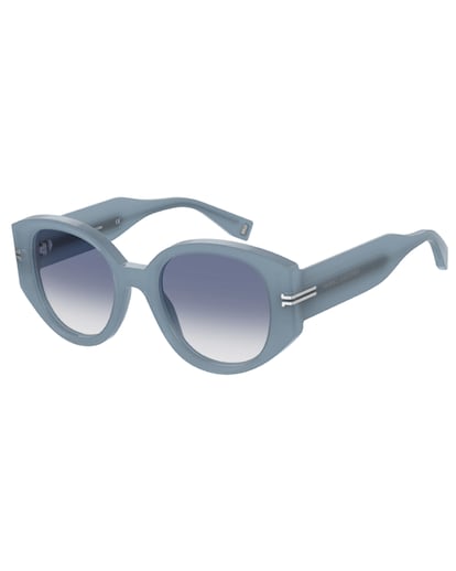 Marc Jacobs. El diseñador neoyorquino parece captar todo el cielo en sus diferentes tonalidades en este modelo. Su ligera forma cat-eyed con puntas curvas y lentes en degradado pone la mira en los años cincuenta pero con pies de millenial. 152 euros.