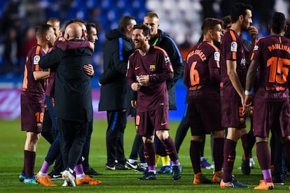Lionel Messi celebra con su equipo la conquista del título de Liga.