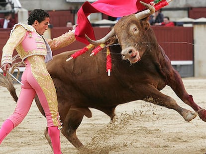 El novillero Ambel Posada da un pase de pecho a su primer novillo.
