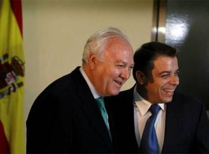 El ministro de Exteriores de España, Miguel Ángel Moratinos, saluda a su homólogo cubano, Felipe Pérez Roque.