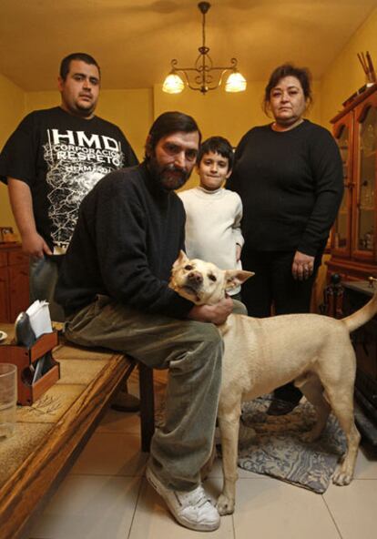 Fernando Hernández y su mujer Rosa Losada, recién desempleados, junto a un nieto y uno de sus hijos, sin empleo desde hace año y medio.