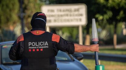 Un Mosso d'Esquadra controla el acceso a la A2 dirección Barcelona en Lleida, capital de la comarca del Segrià, en Lleida.