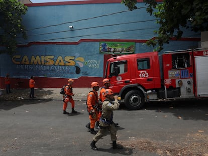 Bomberos ante la empresa de confección de disfraces de carnaval que ardió en Rio de Janeiro.