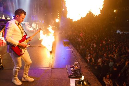 Los fuegos de artificio dan paso al comienzo de la música, que empezó a la una de la madrugada, el primer descanso se lo tomaron a las tres de la mañana.