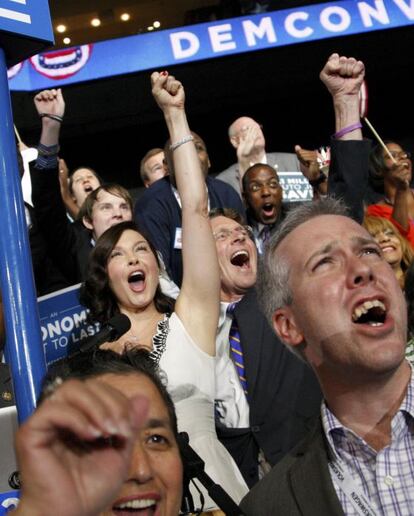 La actriz Ashley Judd celebra una victoria de los demócratas en la Convención Nacional de Charlotte, en Carolina del Norte.
