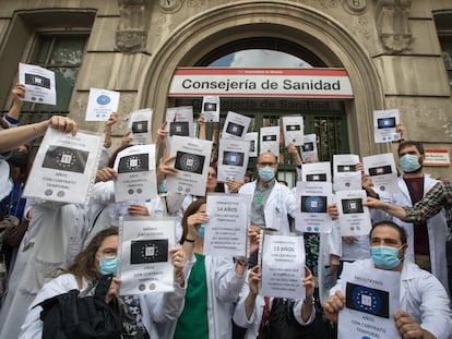 Un grupo de médicos protestaba el pasado 26 de abril ante la Consejería de Sanidad por las oposiciones.