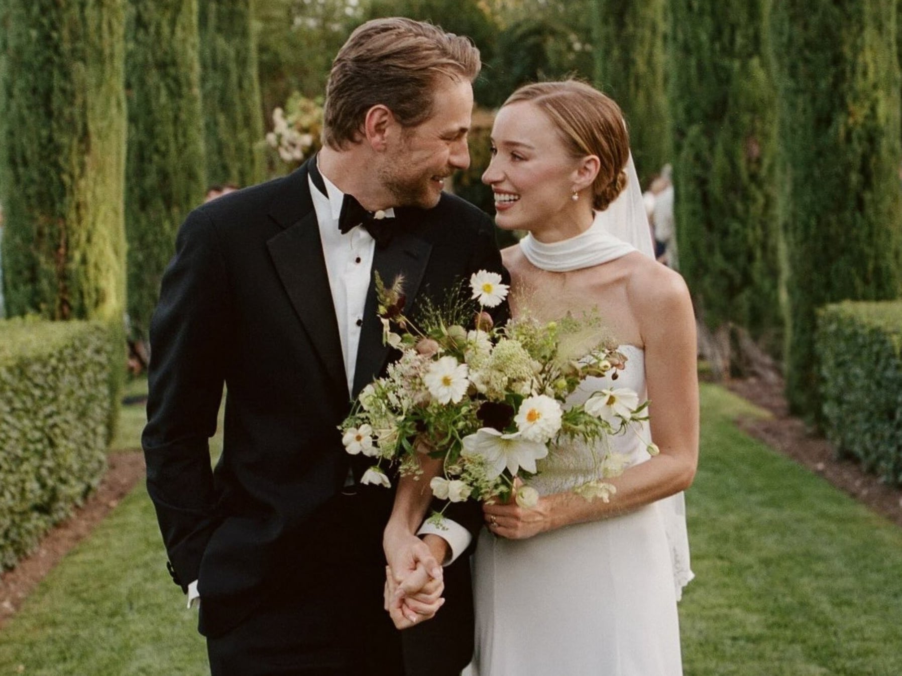 Phoebe Dynevor, protagonista de ‘Los Bridgerton’, comparte las fotos de su boda secreta con el actor Cameron Fuller