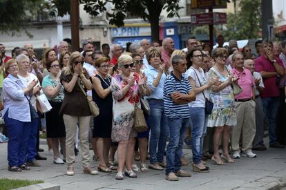 Amigos y vecinos de Don Benito han acompañado a la familia durante el funeral. 