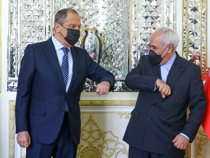 El ministro de Exteriores de Irán, Mohammad Javad Zarif (derecha), y su homólogo ruso, Serguéi Lavrov, este martes en Teherán.