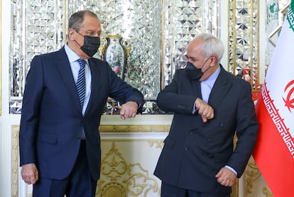 El ministro de Exteriores de Irán, Mohammad Javad Zarif (derecha), y su homólogo ruso, Serguéi Lavrov, este martes en Teherán.