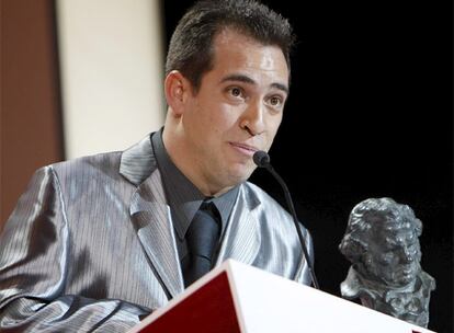 Juan Manuel Montilla, 'El Langui', recoge su premio al mejor actor revelación por 'El truco del manco', poco después de haber subido ya al escenario para recibir el Goya a la mejor canción original por 'A tientas', que compuso para la misma película junto a W. Zannou.